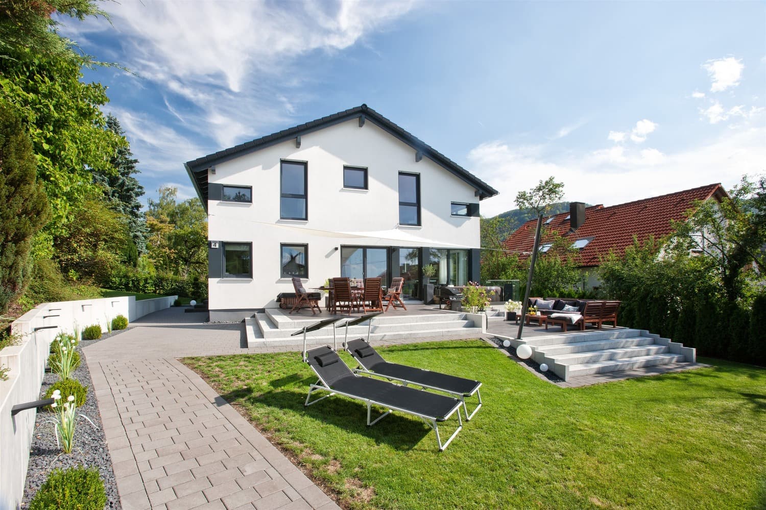 Modernes Wohnhaus nach der Entwicklung einer Wohnbaufläche